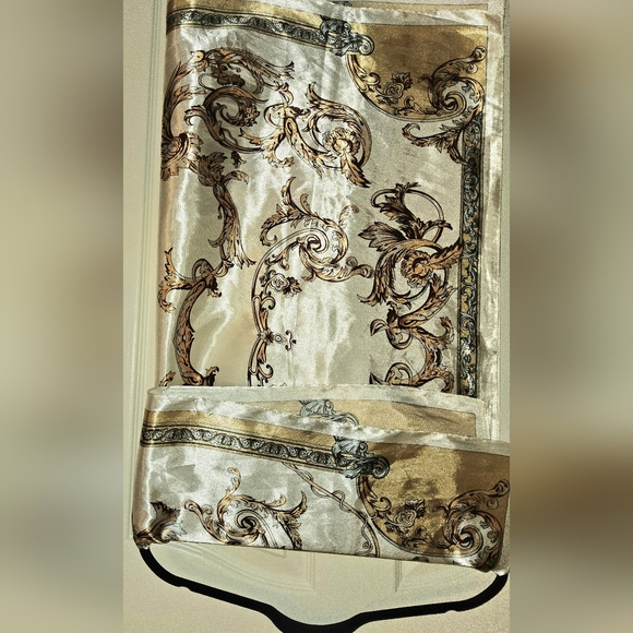 Elegant Baroque Style Scarf - Picture 4 of 4